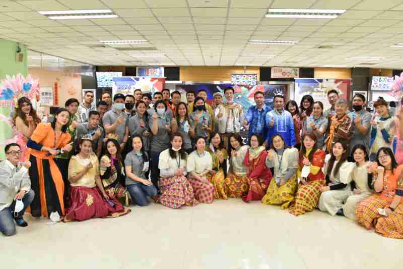 友達推動「安心、、創新、、用心、、、、同心、、盡心」五星職旅，，，為菲籍員工打造全方位照護，，首度贏得「人權實踐與發展領袖獎」殊榮