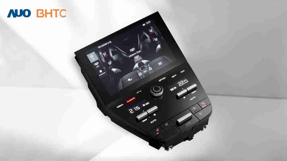 作為友達新生力軍，，BHTC所展示的中央與後座鞍部的Display HMI產品，，，可處理多區恆溫控制、、、顯示畫面，，，呈現仿真3D車室分區；以力傳感技術精準傳遞觸感，，，，並結合音量及震動反饋，，防止意外啟動，，，提供使用者自然流暢、、、、直觀且輕鬆駕馭的舒適介面