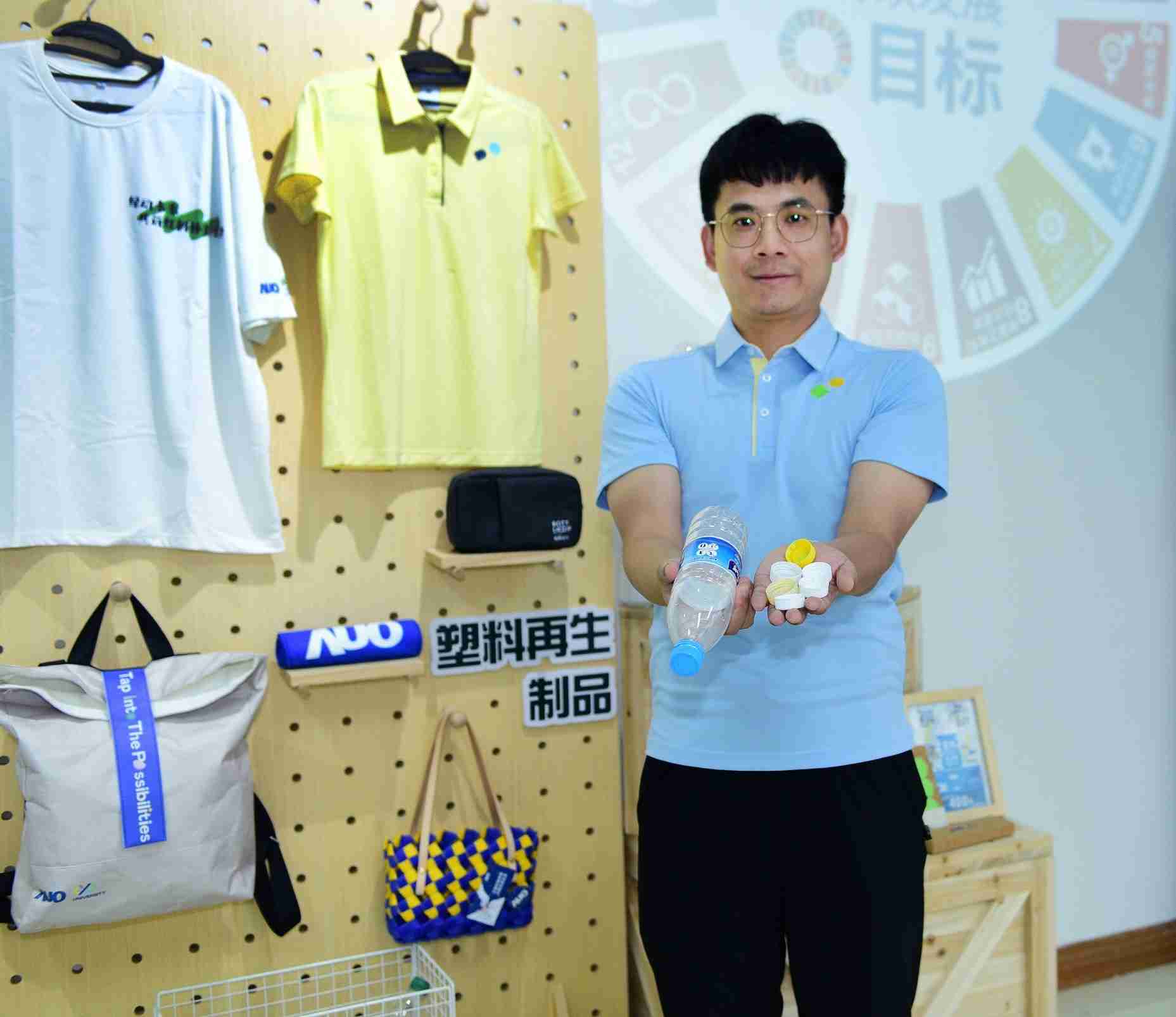 「2024智慧开云电子展」永续发展馆中，，，，展示开云电子厦门驱动永续发展之成果，，，包含将厂内废弃物再制为实用物品，，，，将永续发展理念深植于员工生活日常实践