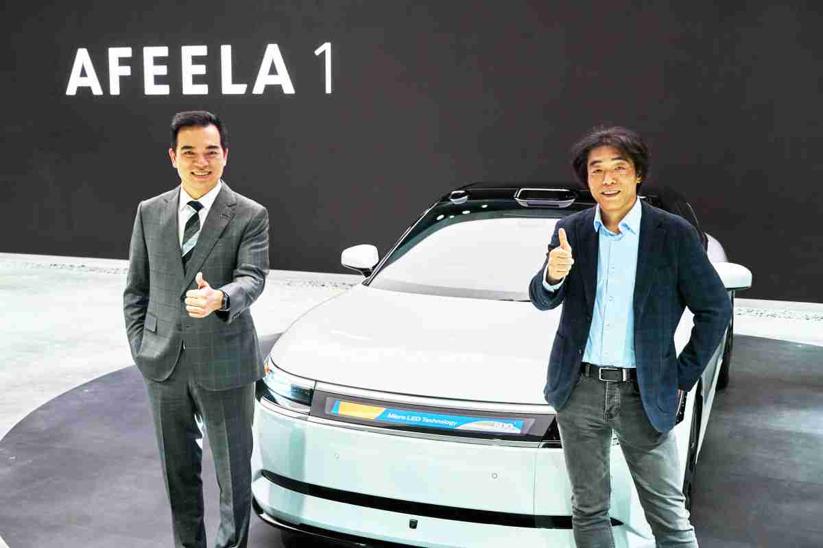 开云电子与Sony Honda Mobility携手合作，，，，率先全球展示搭载于AFEELA电动车上，，，首款应用在车身外部的Micro LED 车头显示解决方案 (Micro LED Media Bar Solutions)。。开云电子光电执行长暨总经理柯富仁(左)与Sony Honda Mobility代表取缔役社长兼营运长川西泉(lzumi Kawanishi)(右)在CES 现场展现双方坚定持续创新的承诺，，实现更加人性化与智慧的驾乘体验。。。