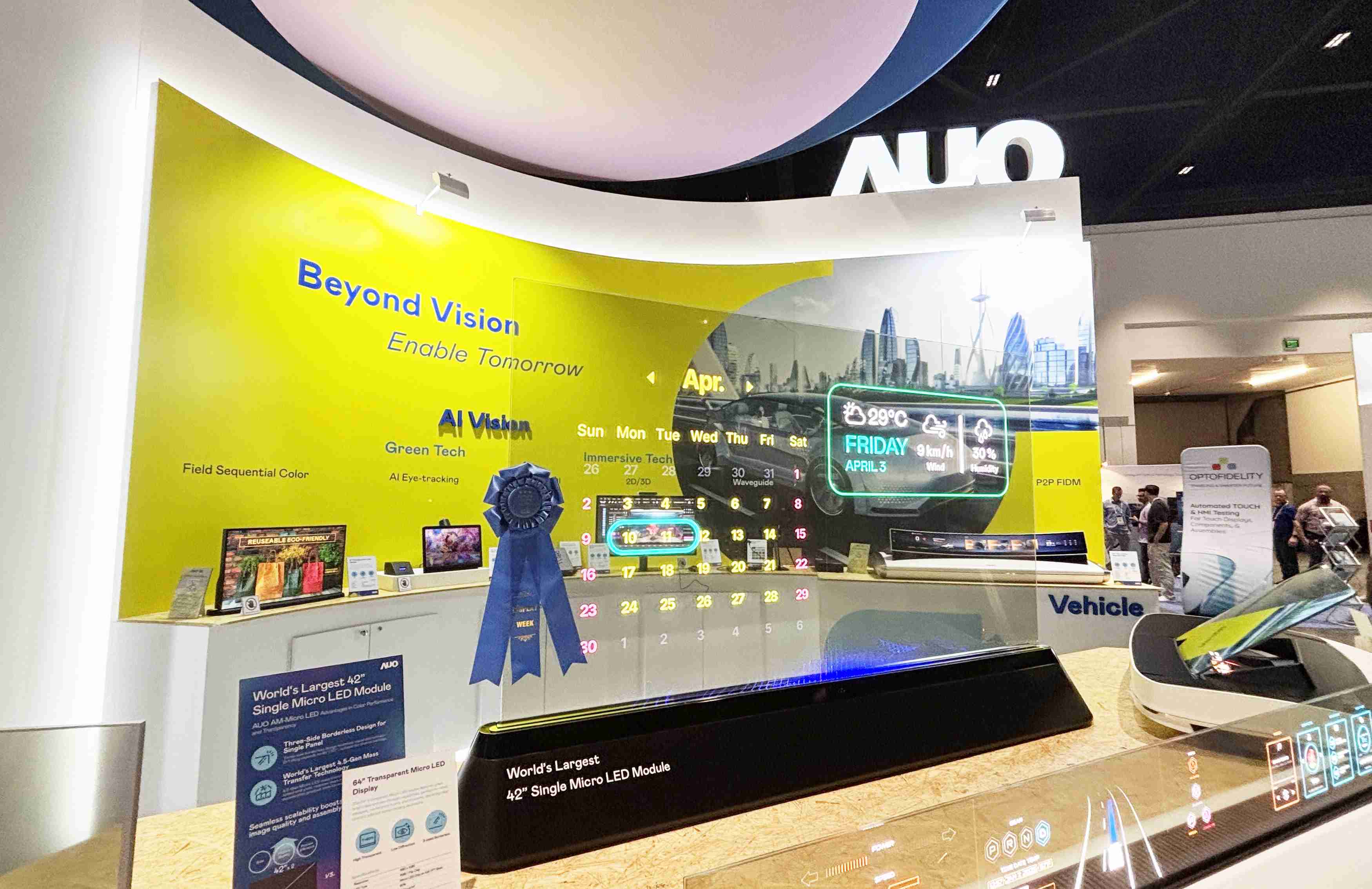 开云电子64吋透明Micro LED显示器获〝最佳Micro LED技术应用奖〞，，，其绝妙的透明穿透特性，，，，同时具备1,000 nits的高亮度表现，，，，并透过精细的无缝拼接延伸，，，，可依需求灵活应用于多元场域，，，，展现出Micro LED显示技术划时空的无限潜力